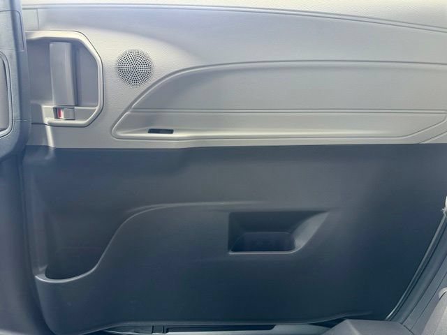 Used 2021 Toyota Sienna XLE FWD image 32