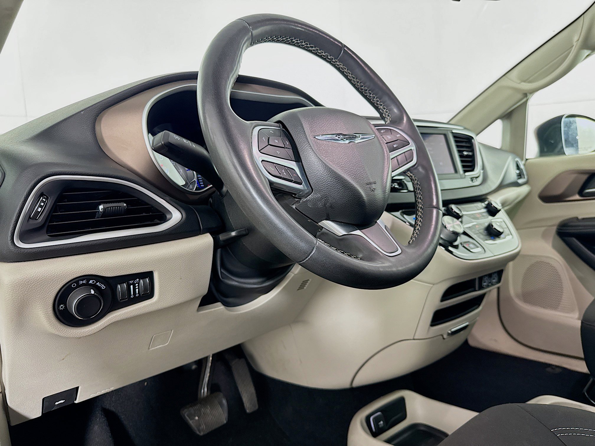 Used 2022 Chrysler Voyager LX FWD image 22