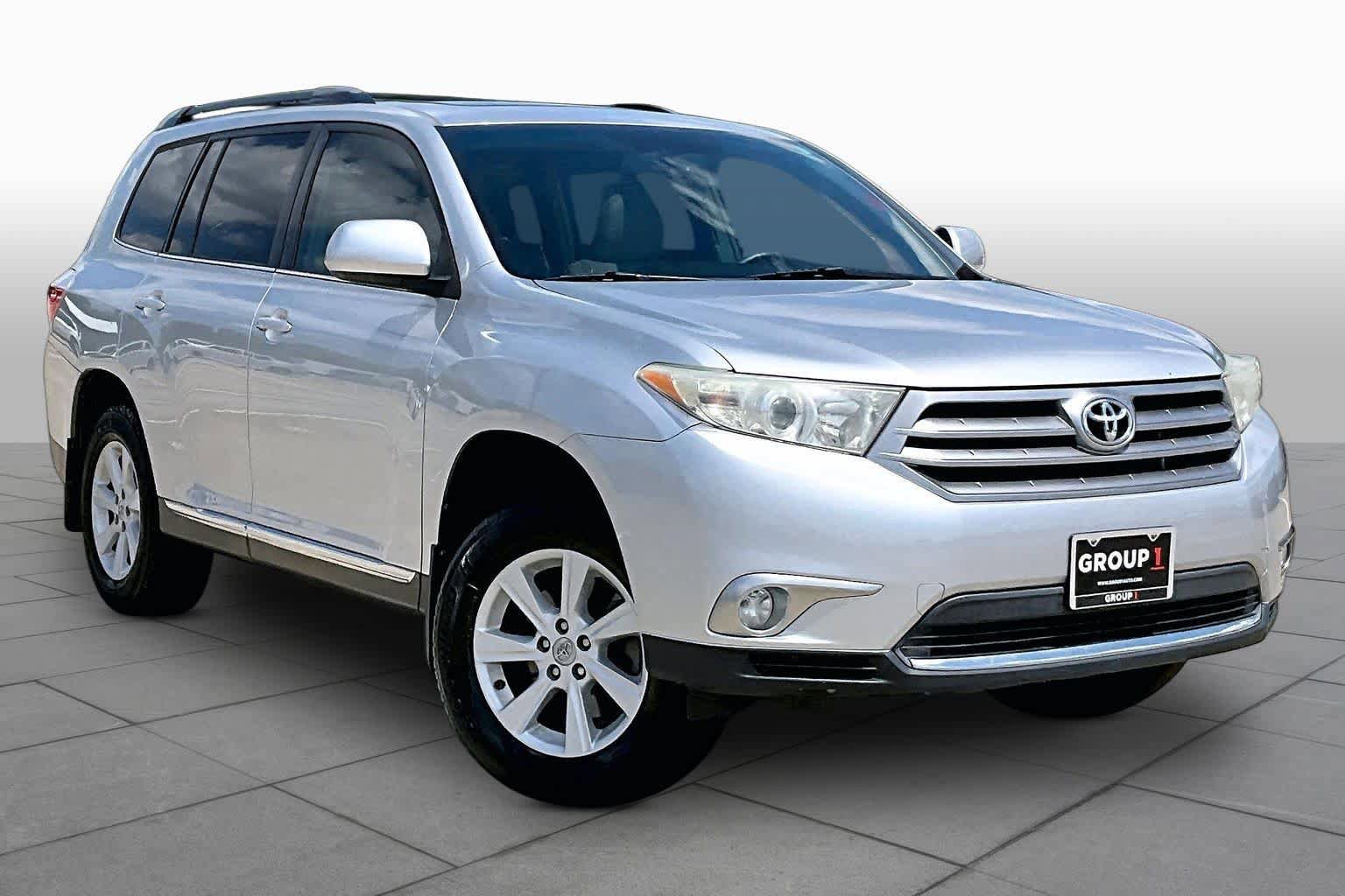 Used 2012 Toyota Highlander SE w/ Tow Pkg FWD image 3