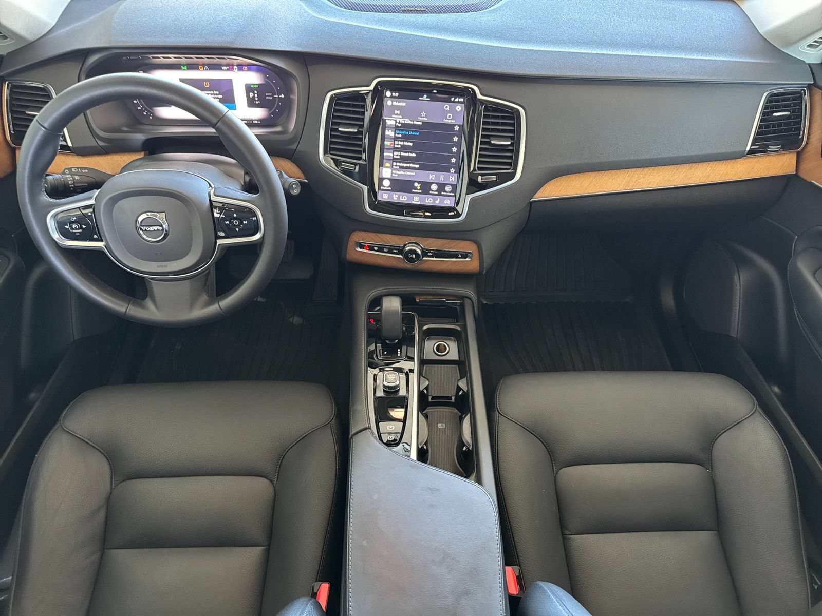 Certified 2024 Volvo XC90 T8 Plus w/ Protection Package Premier AWD/4WD image 4