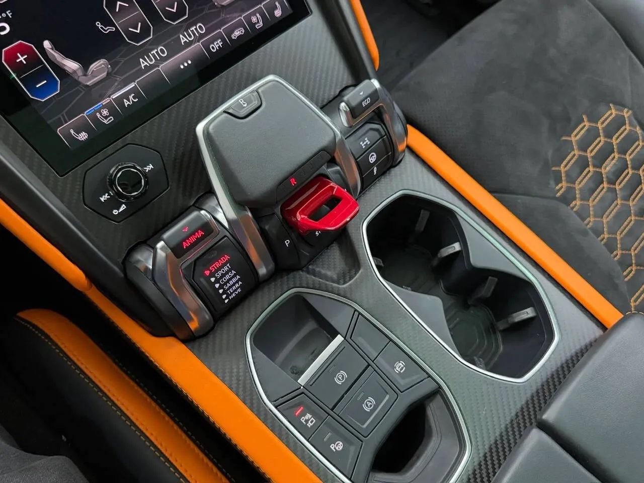 Used 2022 Lamborghini Urus AWD/4WD image 26