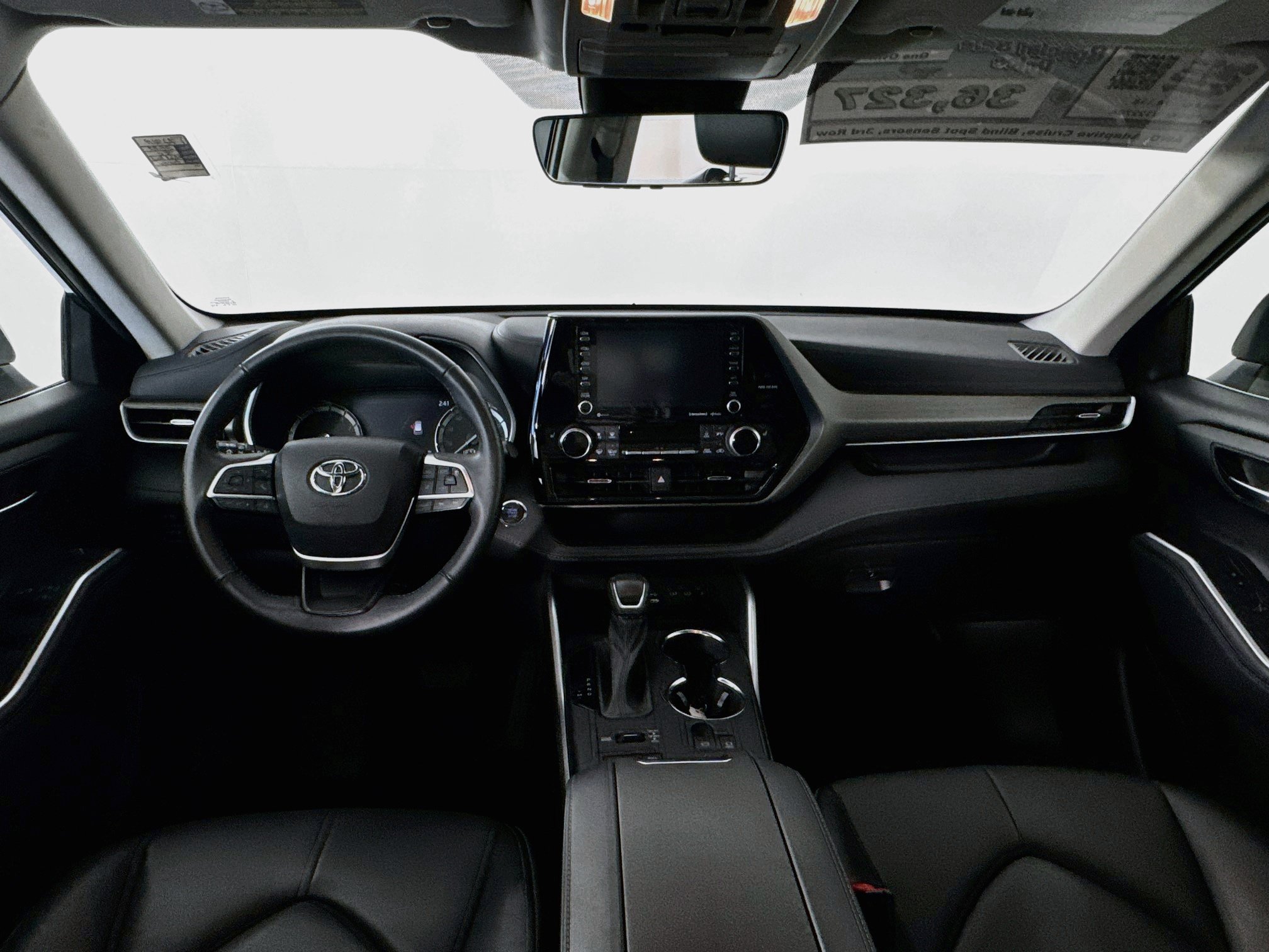 Used 2022 Toyota Highlander XLE AWD/4WD image 25