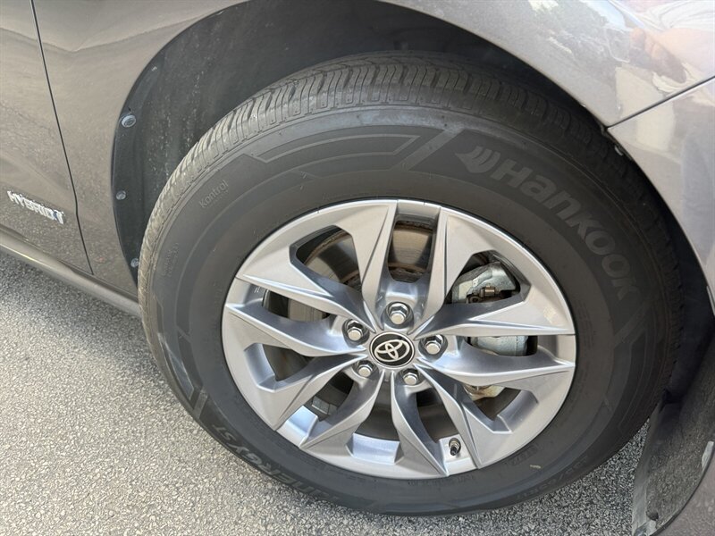 Used 2021 Toyota Sienna XLE w/ XLE Plus Package FWD image 10