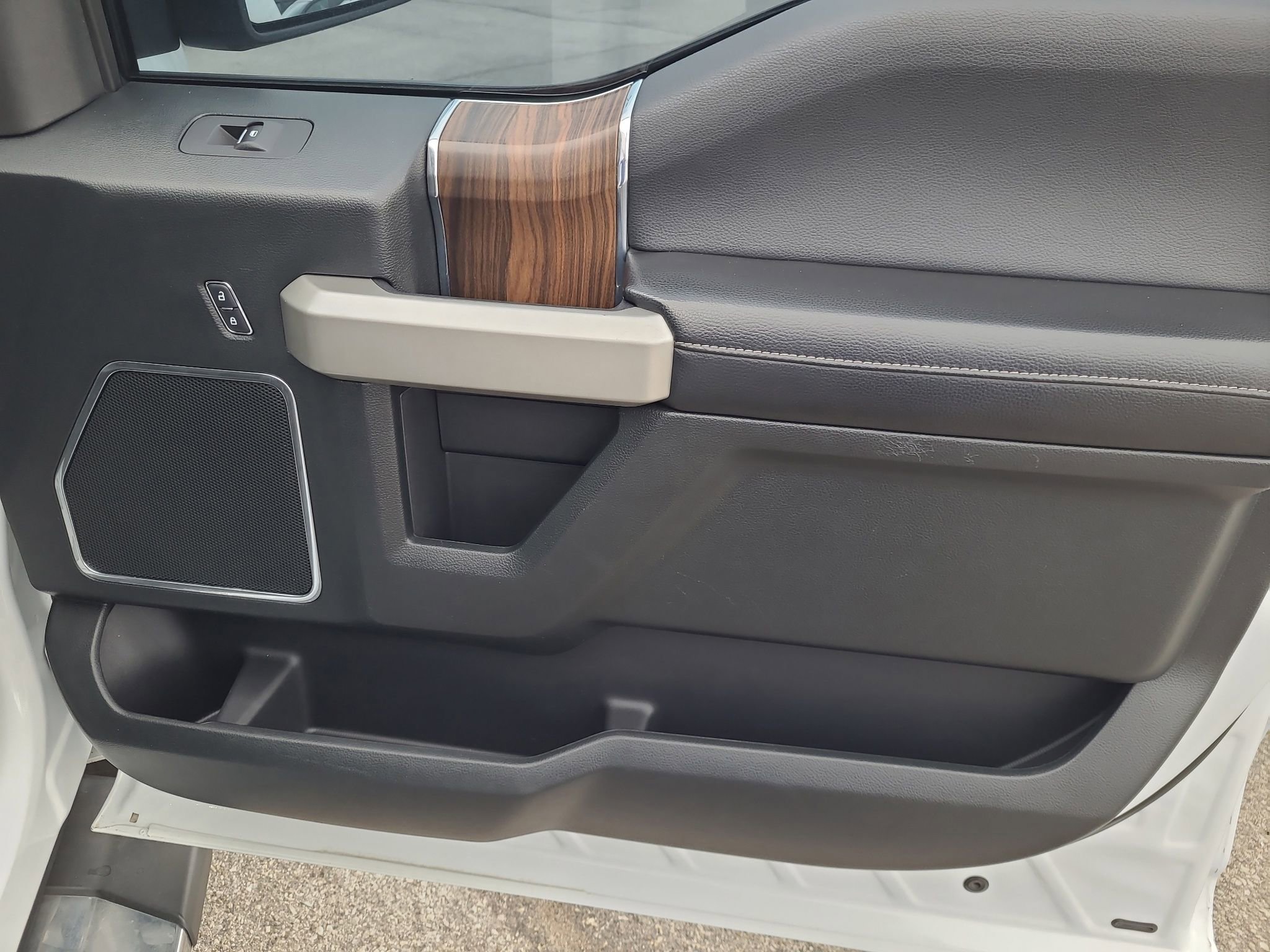 Used 2016 Ford F150 Lariat w/ Equipment Group 502A Luxury image 33