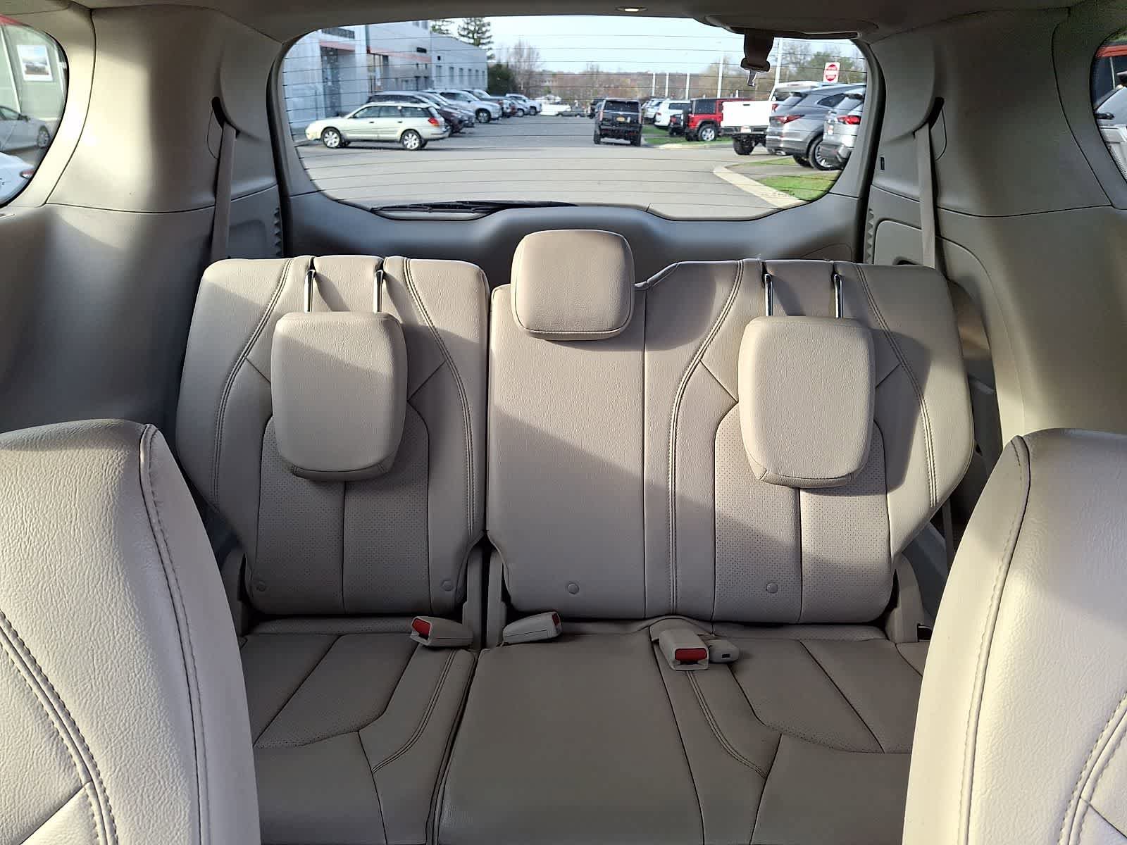 Used 2019 Chrysler Pacifica Touring-L image 12