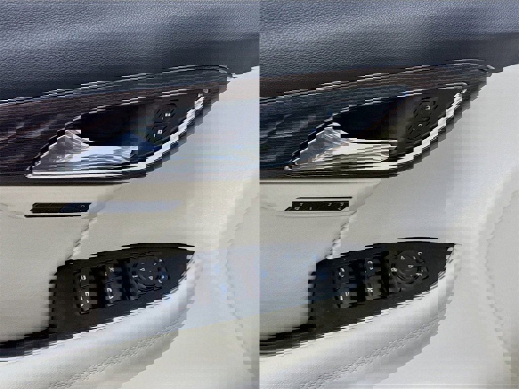 Used 2023 Buick Envision Avenir image 12