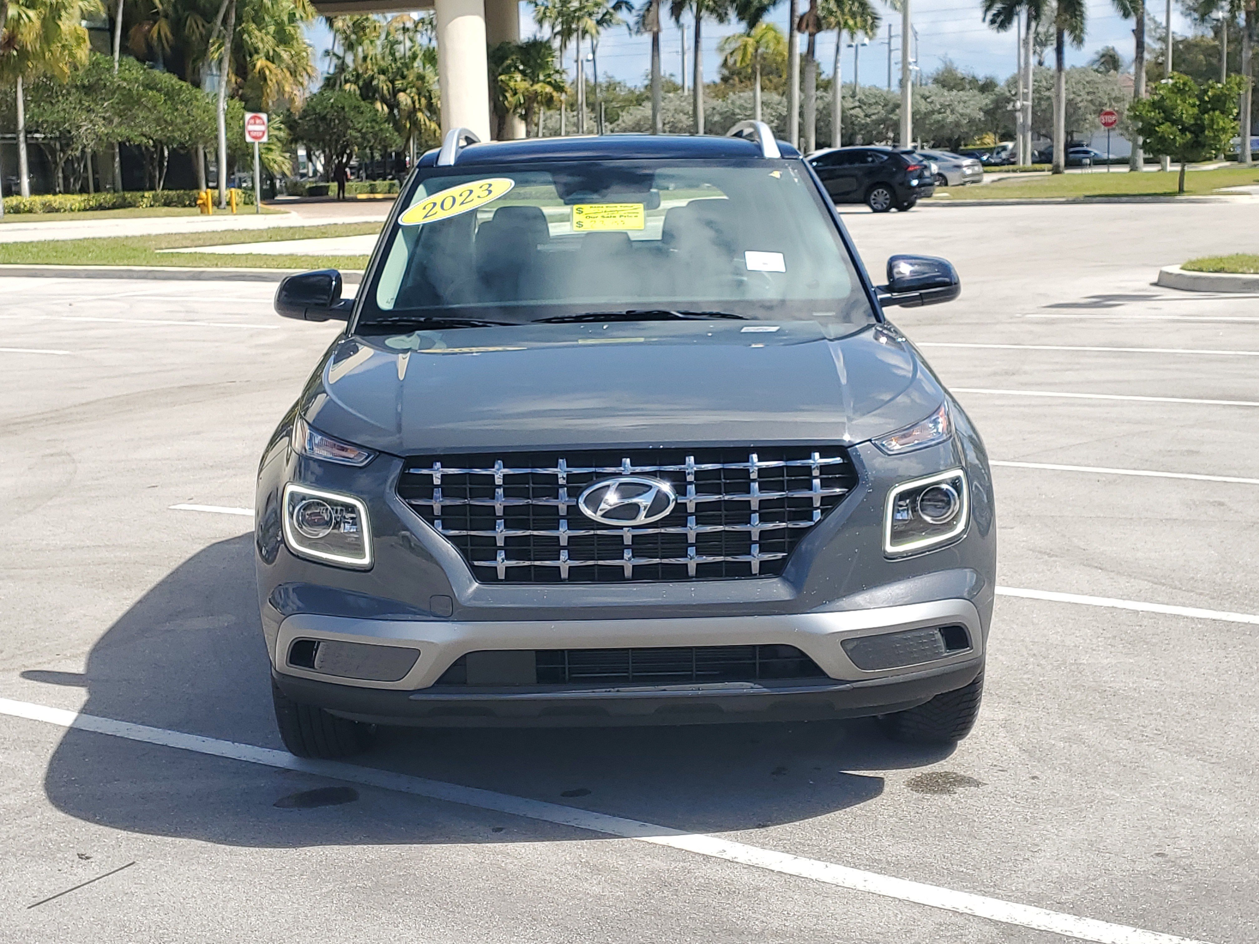 Used 2023 Hyundai Venue Limited image 8