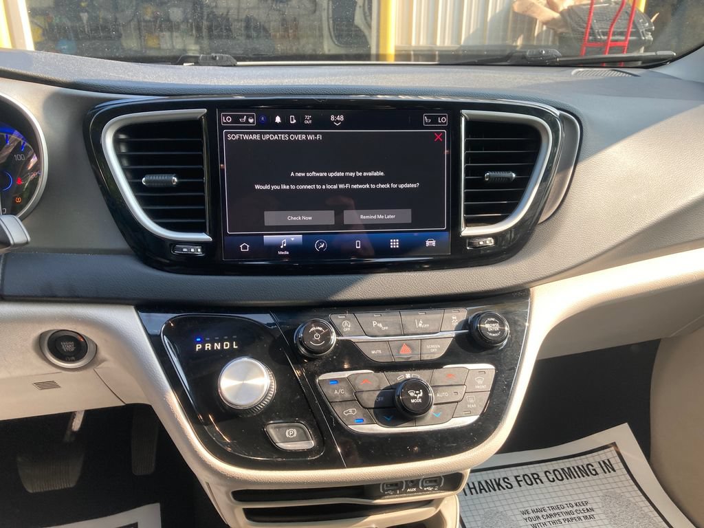 Used 2023 Chrysler Pacifica Touring-L FWD image 22