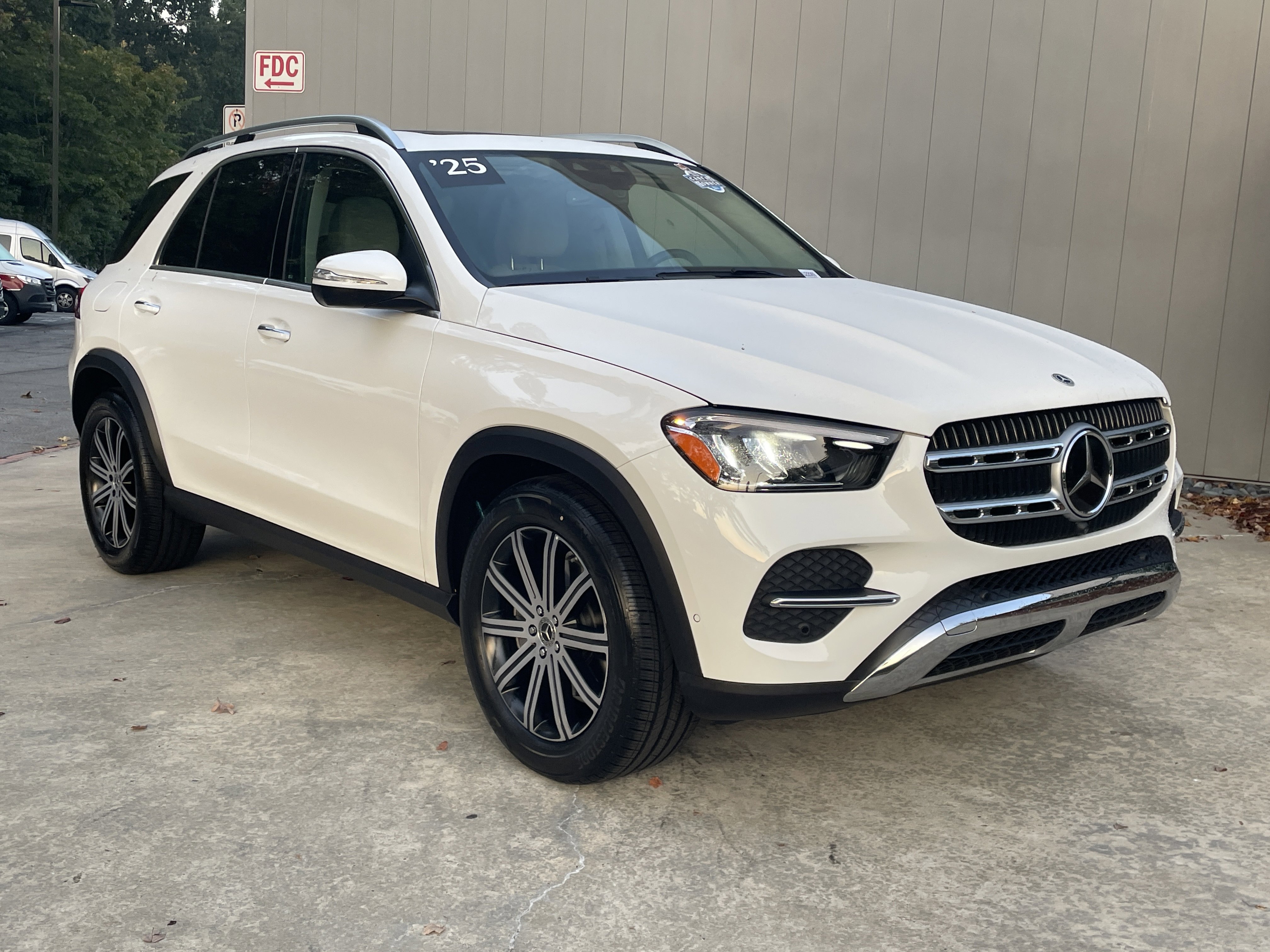 Used 2025 Mercedes-Benz GLE 350 4MATIC image 4