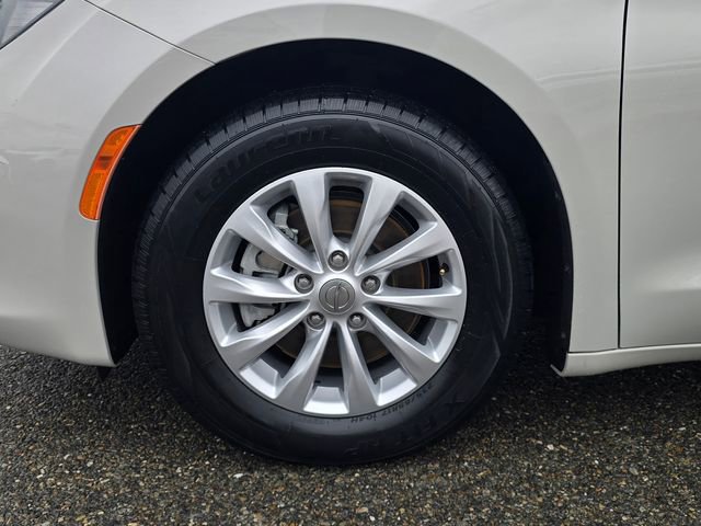 Used 2017 Chrysler Pacifica Touring w/ Tire & Wheel Group FWD image 35