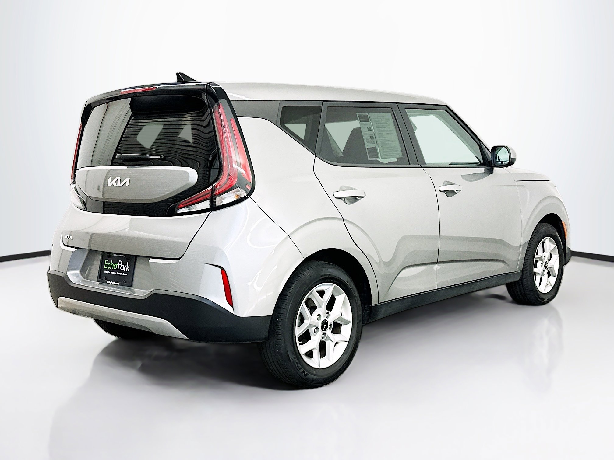 Used 2025 Kia Soul LX w/ LX Technology Package FWD image 9