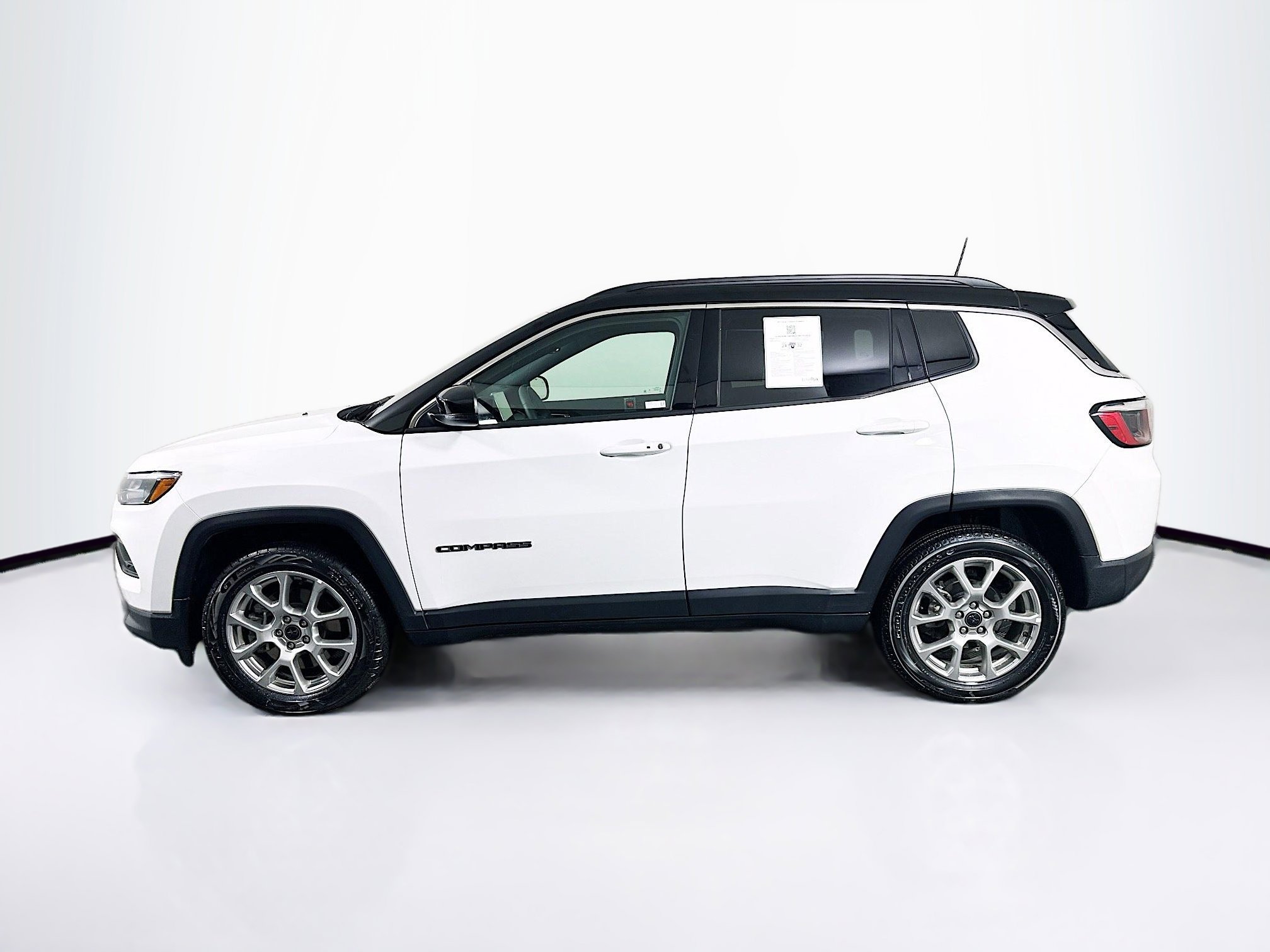 Used 2025 Jeep Compass Limited image 4