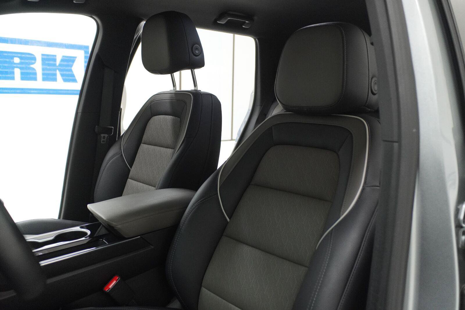 Used 2025 Chevrolet Equinox LT w/ Convenience Package II FWD image 6