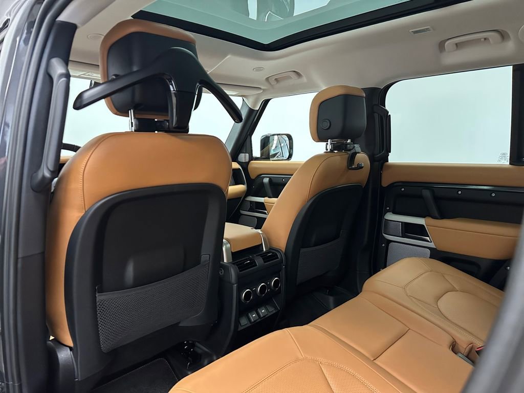 Used 2023 Land Rover Defender 130 SE image 18