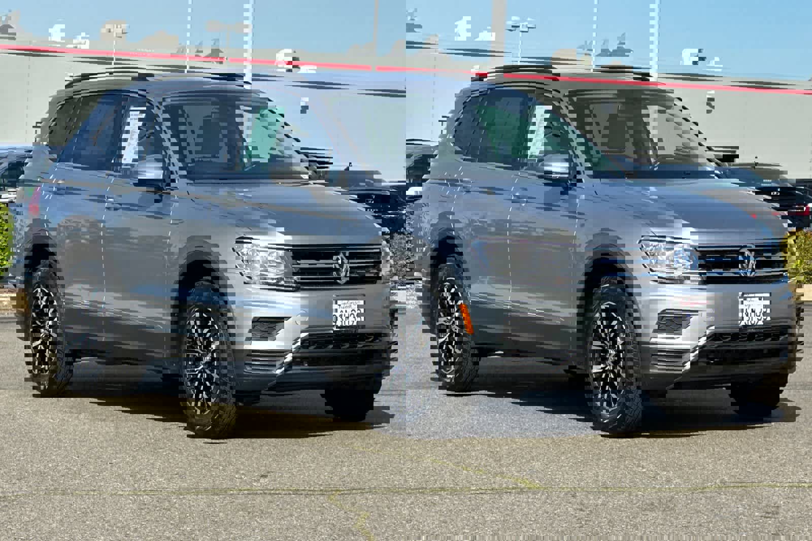 Used 2021 Volkswagen Tiguan SE w/ Panoramic Sunroof Package image 5