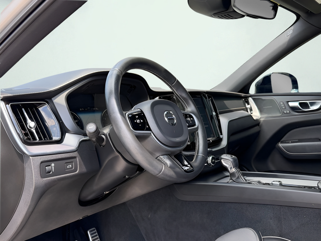Used 2020 Volvo XC60 T5 R-Design FWD image 2