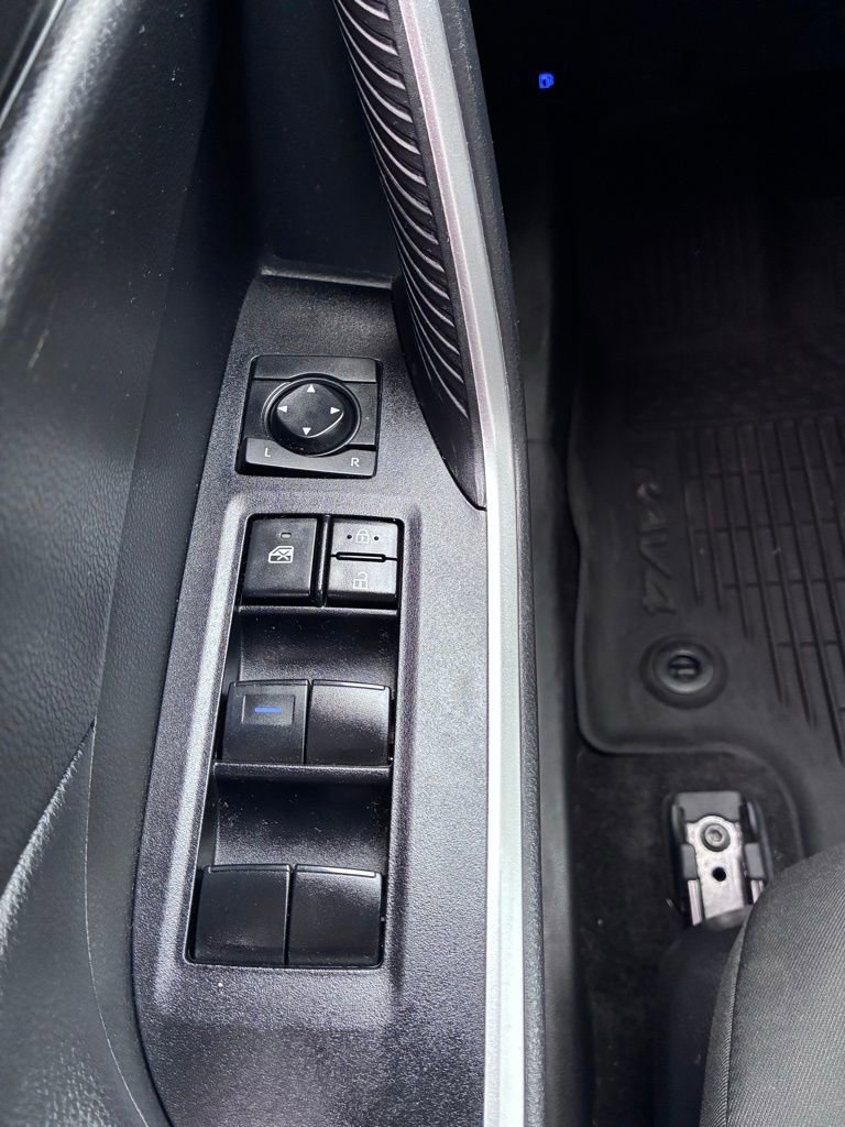 Used 2021 Toyota RAV4 LE AWD/4WD image 25
