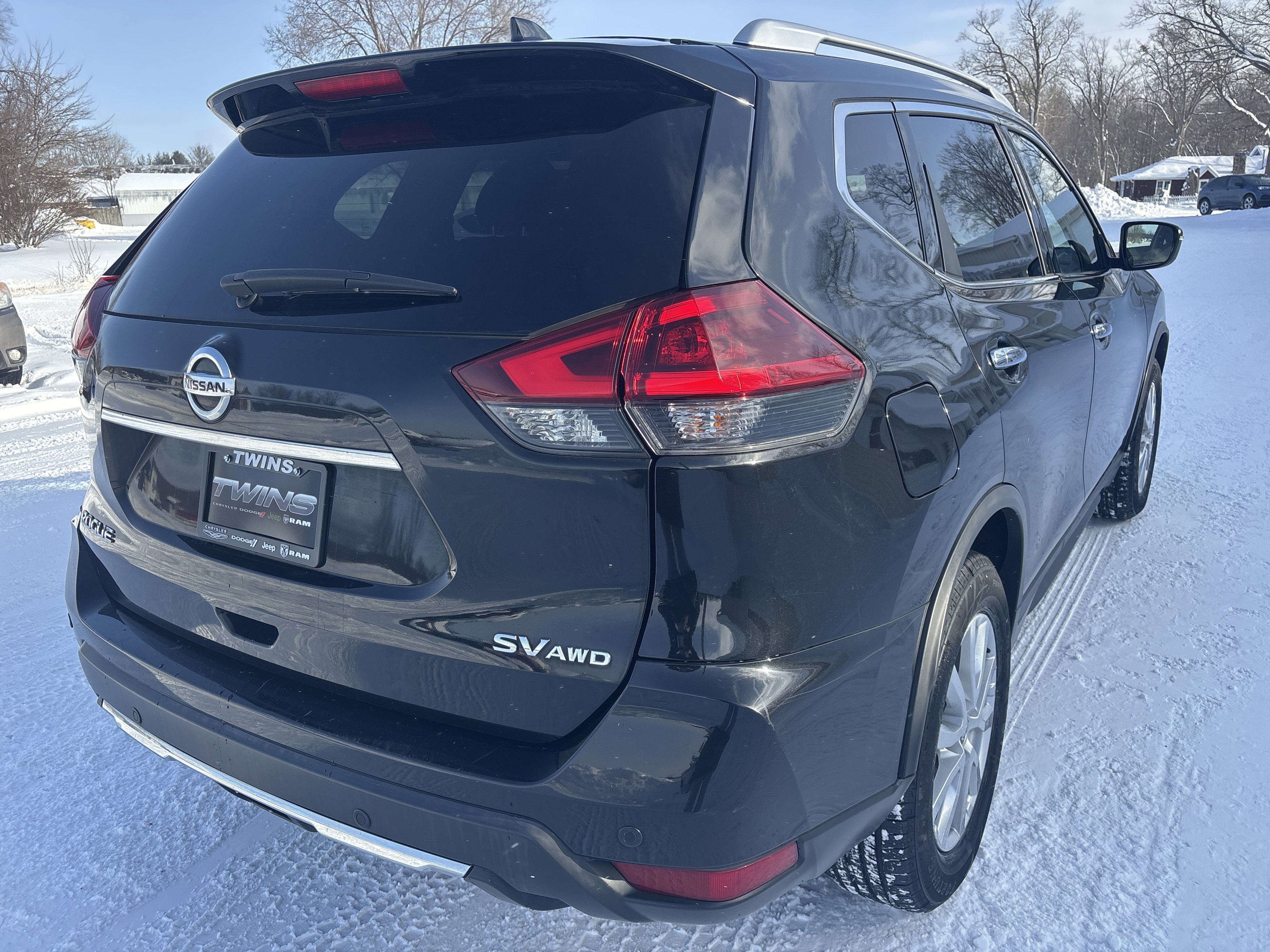 Used 2020 Nissan Rogue SV image 3