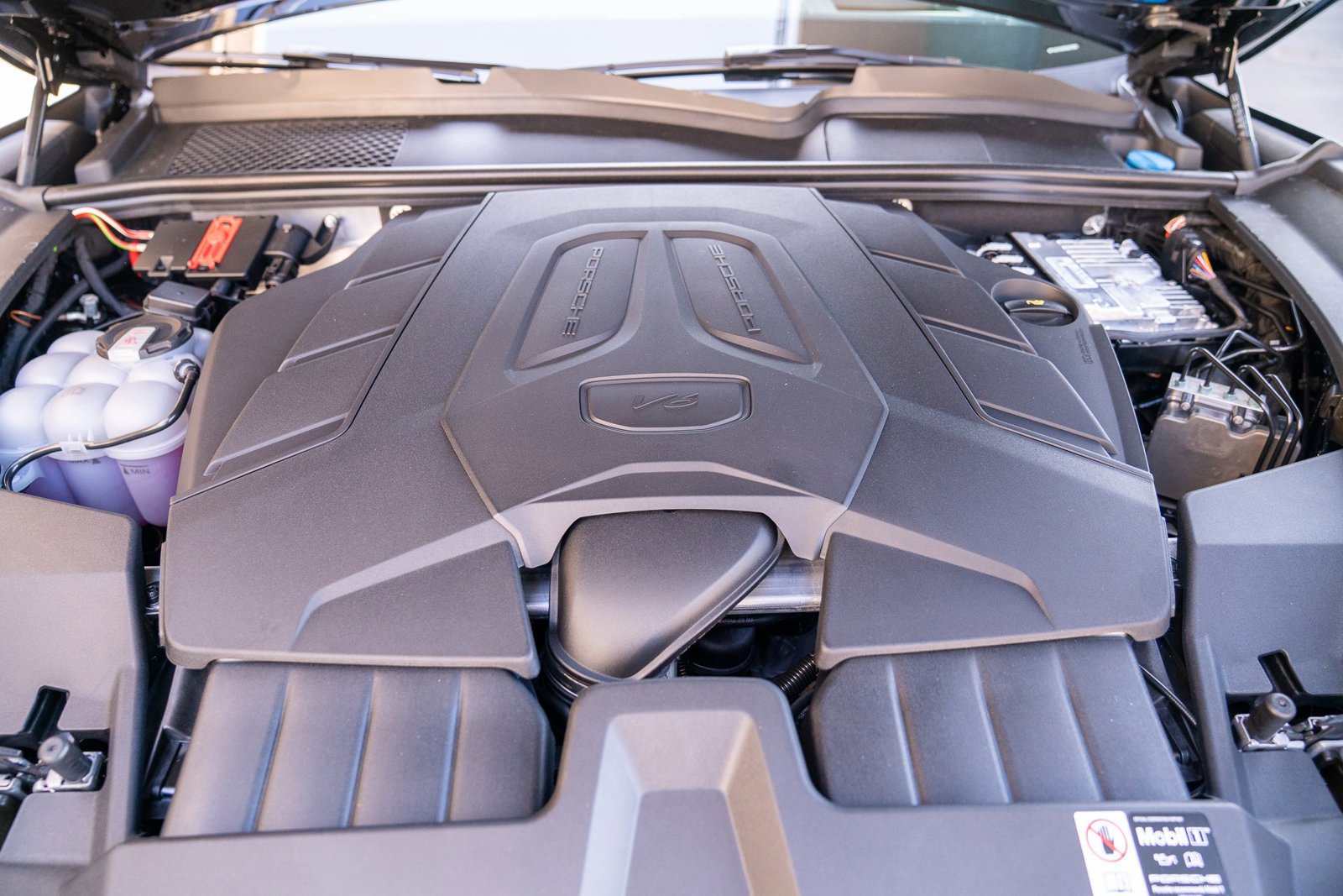 Certified 2025 Porsche Cayenne AWD/4WD image 23