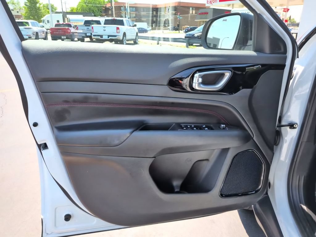 Used 2025 Jeep Compass Trailhawk AWD/4WD image 18