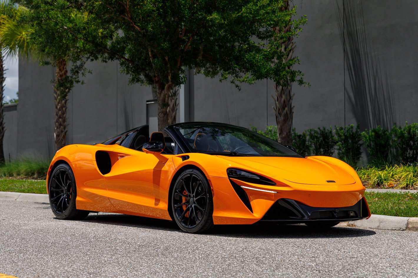 Used 2025 McLaren Artura Spider RWD image 7