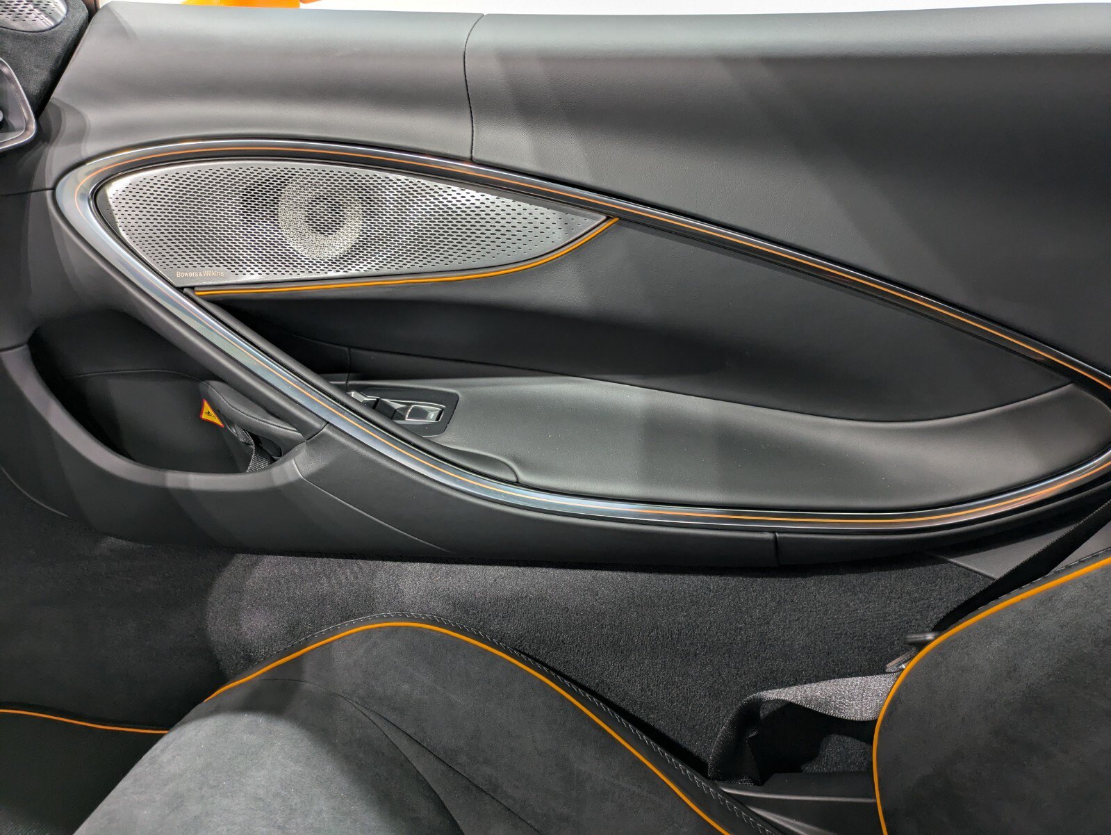 Used 2025 McLaren Artura RWD image 9