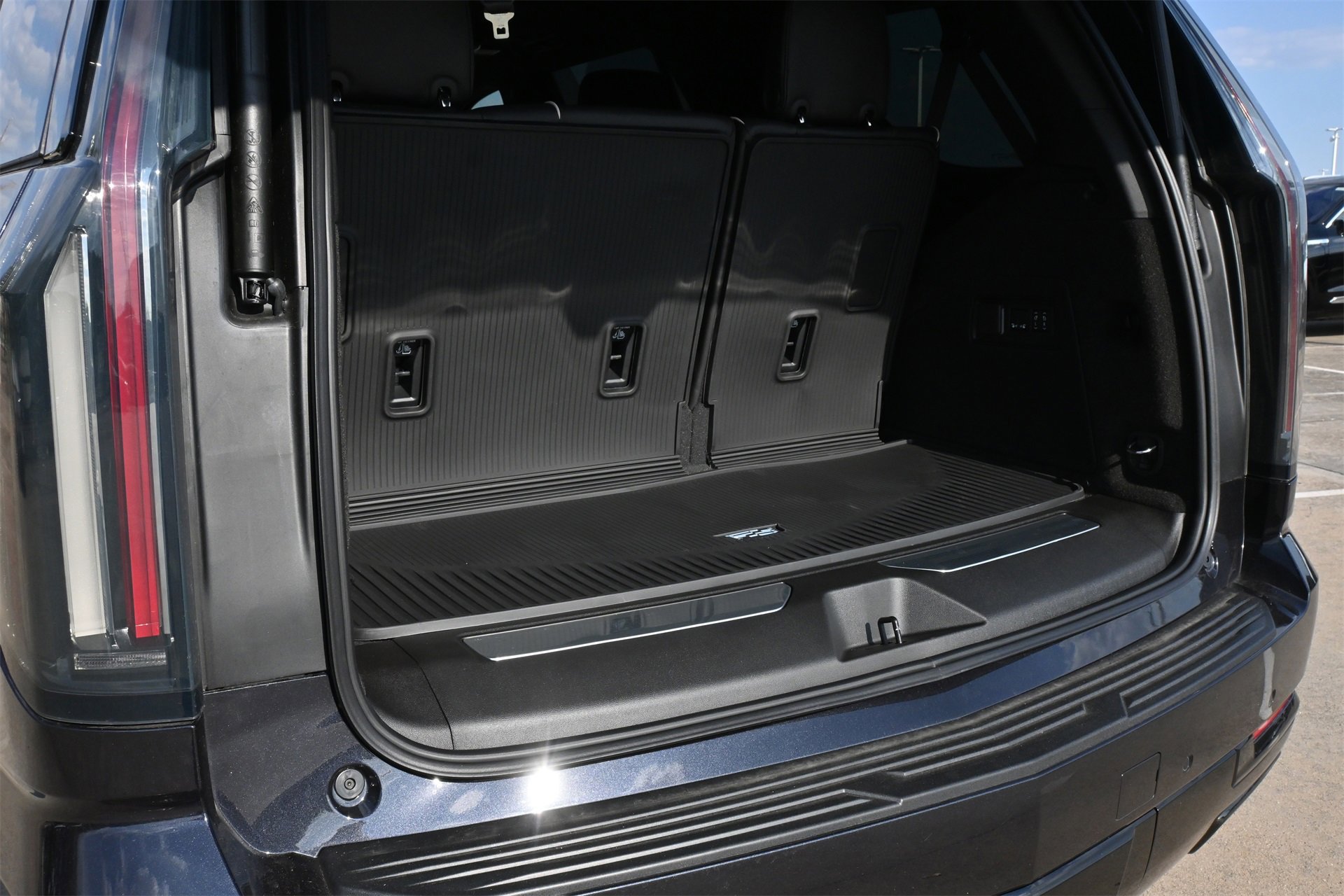 New 2025 Cadillac Escalade Sport Platinum w/ LPO, ONYX Package image 23