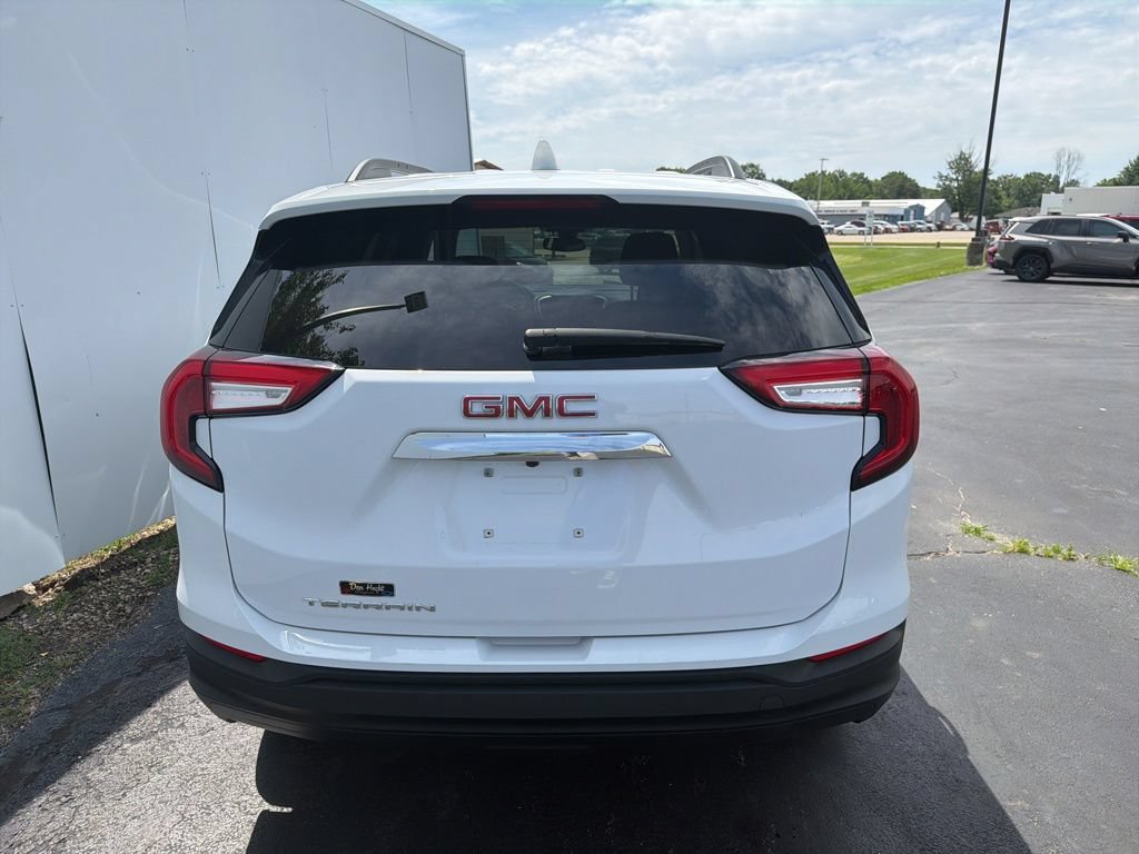 Used 2024 GMC Terrain SLE w/ Driver Convenience Package FWD image 8