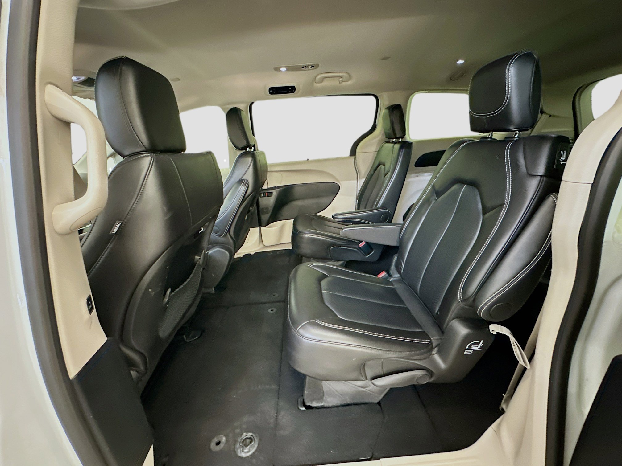 Used 2024 Chrysler Pacifica Touring-L image 28