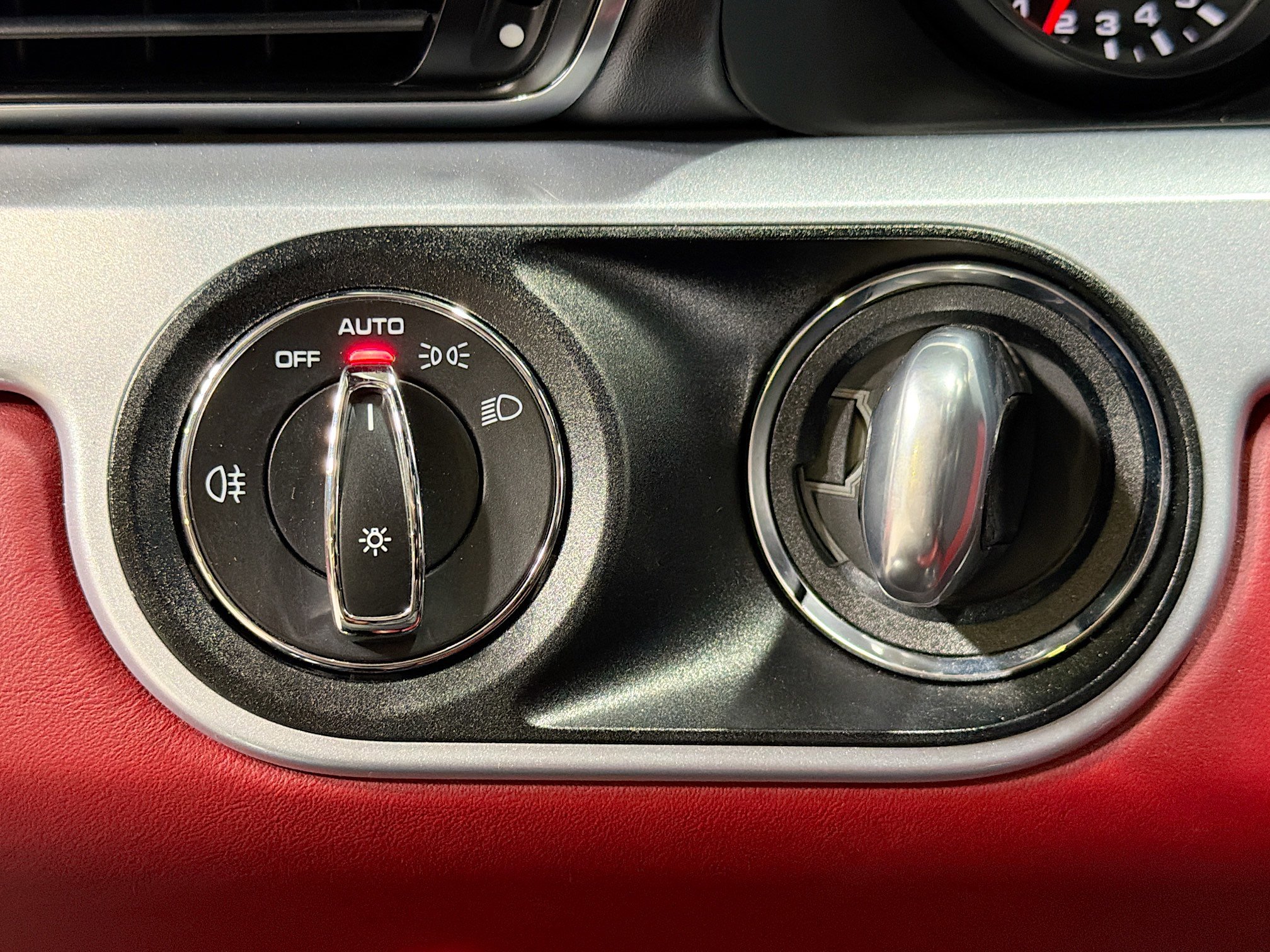 Used 2018 Porsche 911 Turbo S image 32