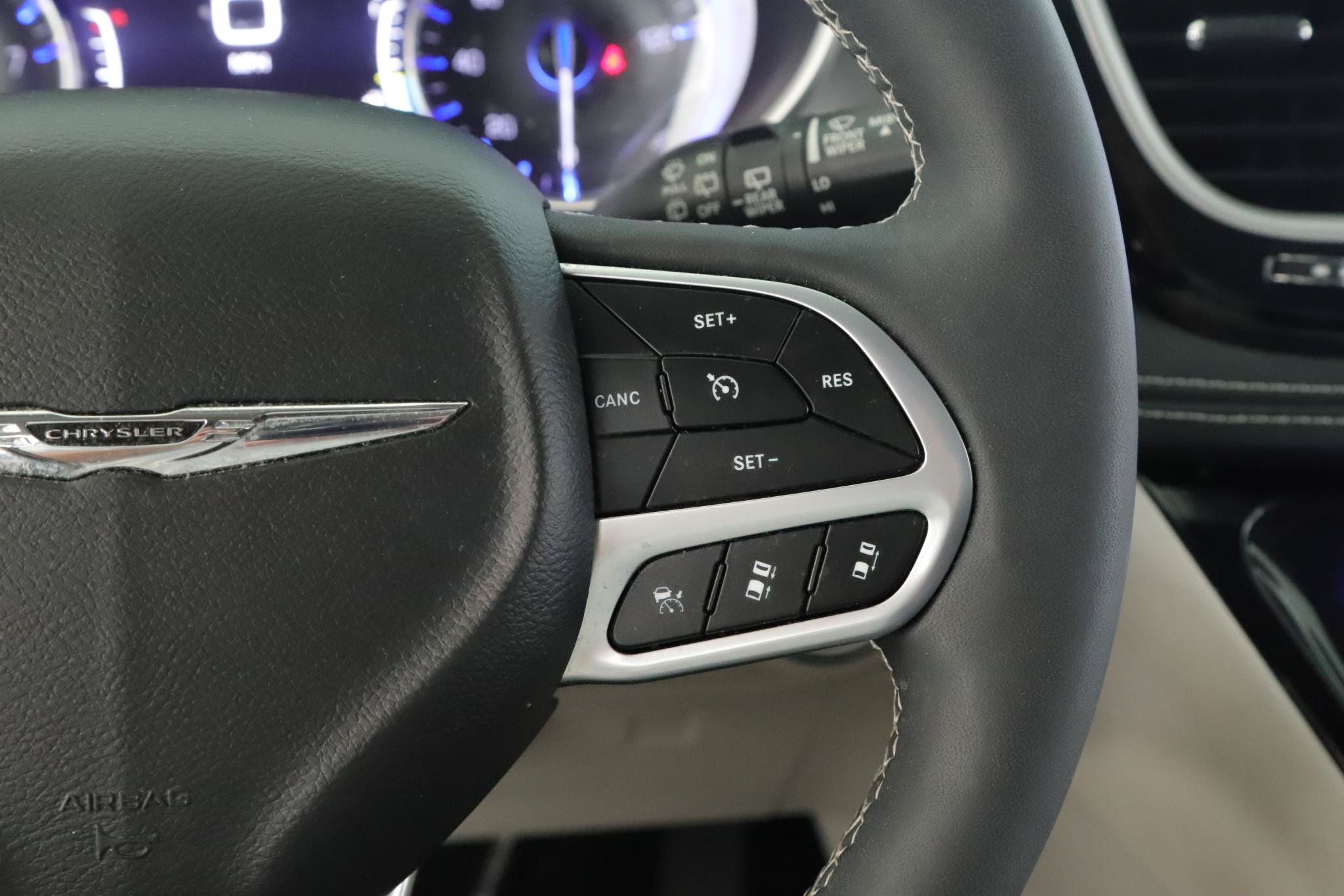 Used 2022 Chrysler Pacifica Touring-L AWD/4WD image 9