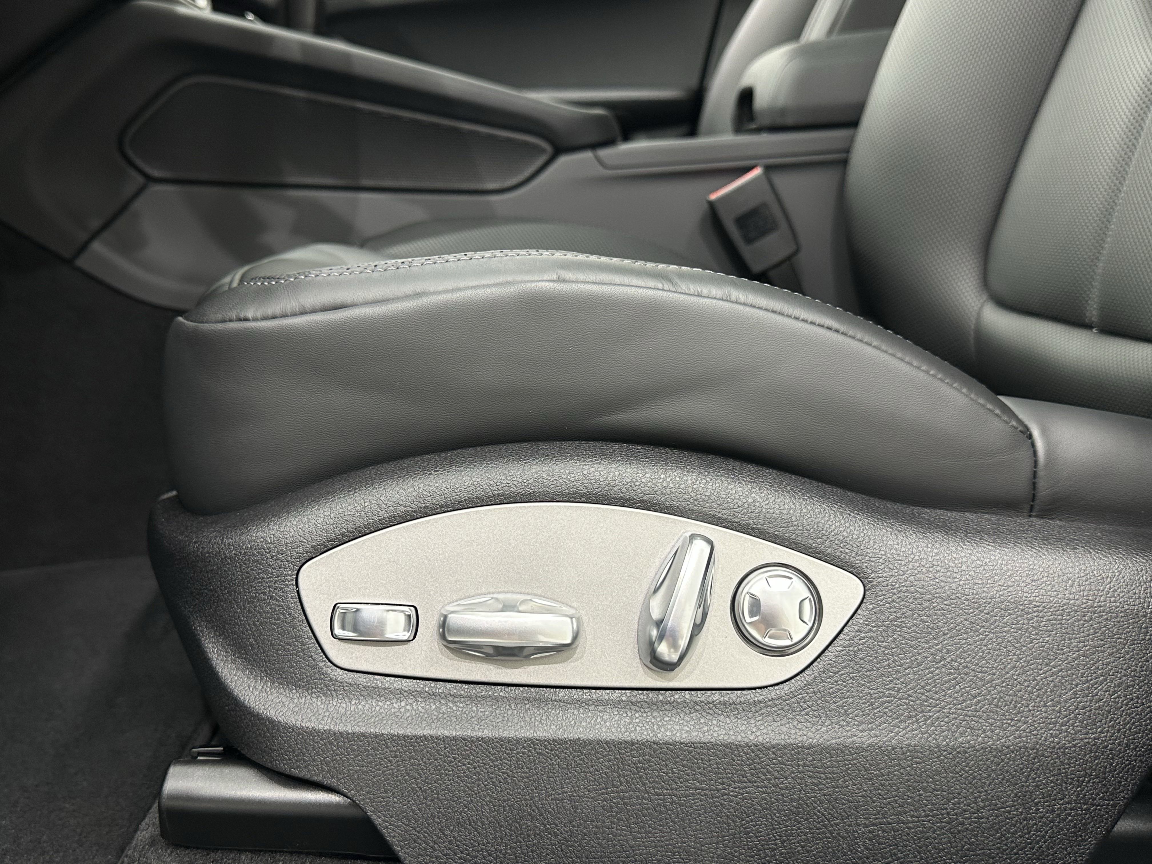 New 2025 Porsche Macan image 32