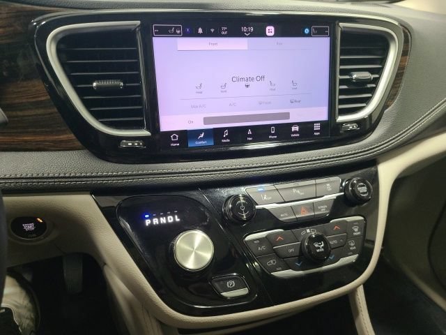 Used 2023 Chrysler Pacifica Limited FWD image 32
