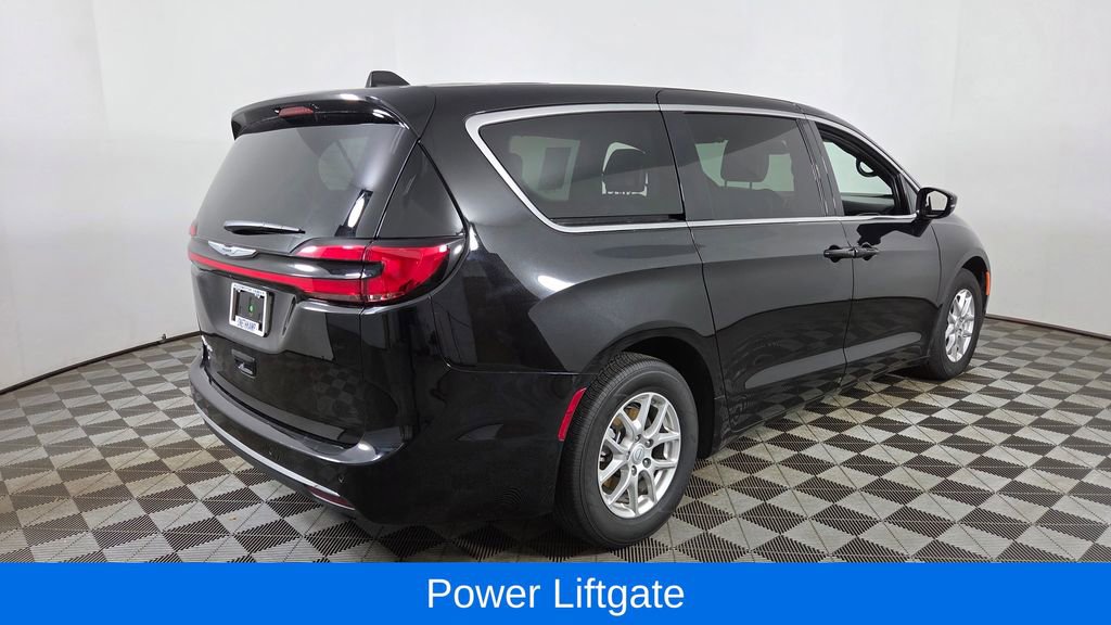 Used 2025 Chrysler Pacifica Select image 8