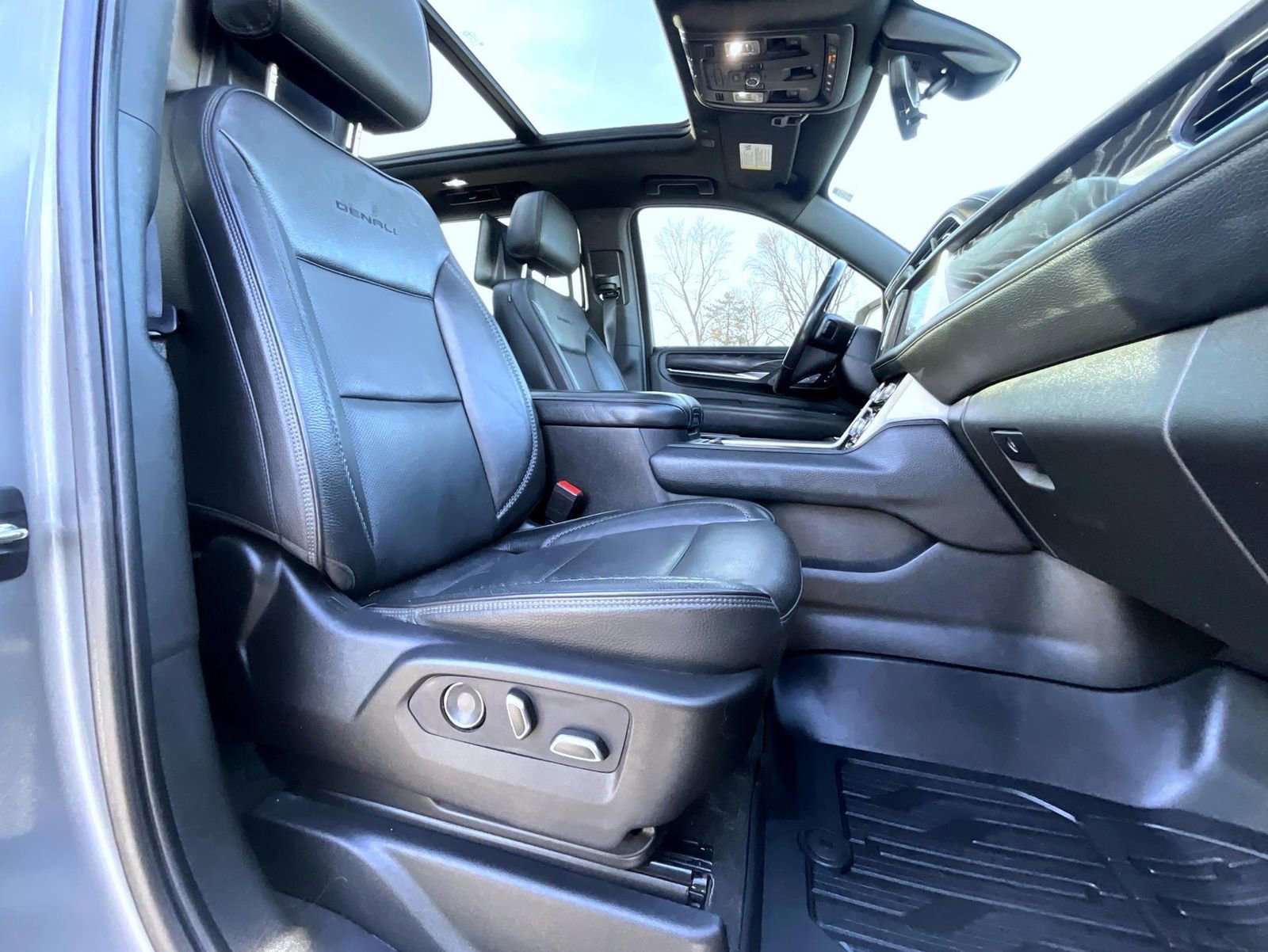 Used 2021 GMC Yukon XL Denali w/ Denali Premium Package image 16