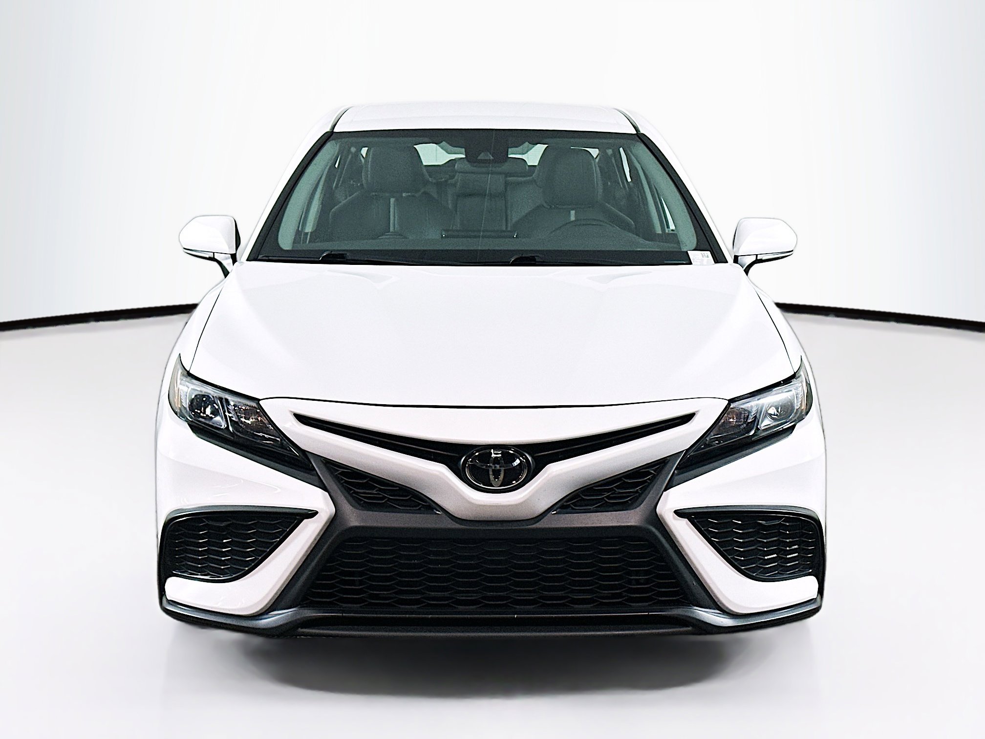 Used 2023 Toyota Camry SE image 2