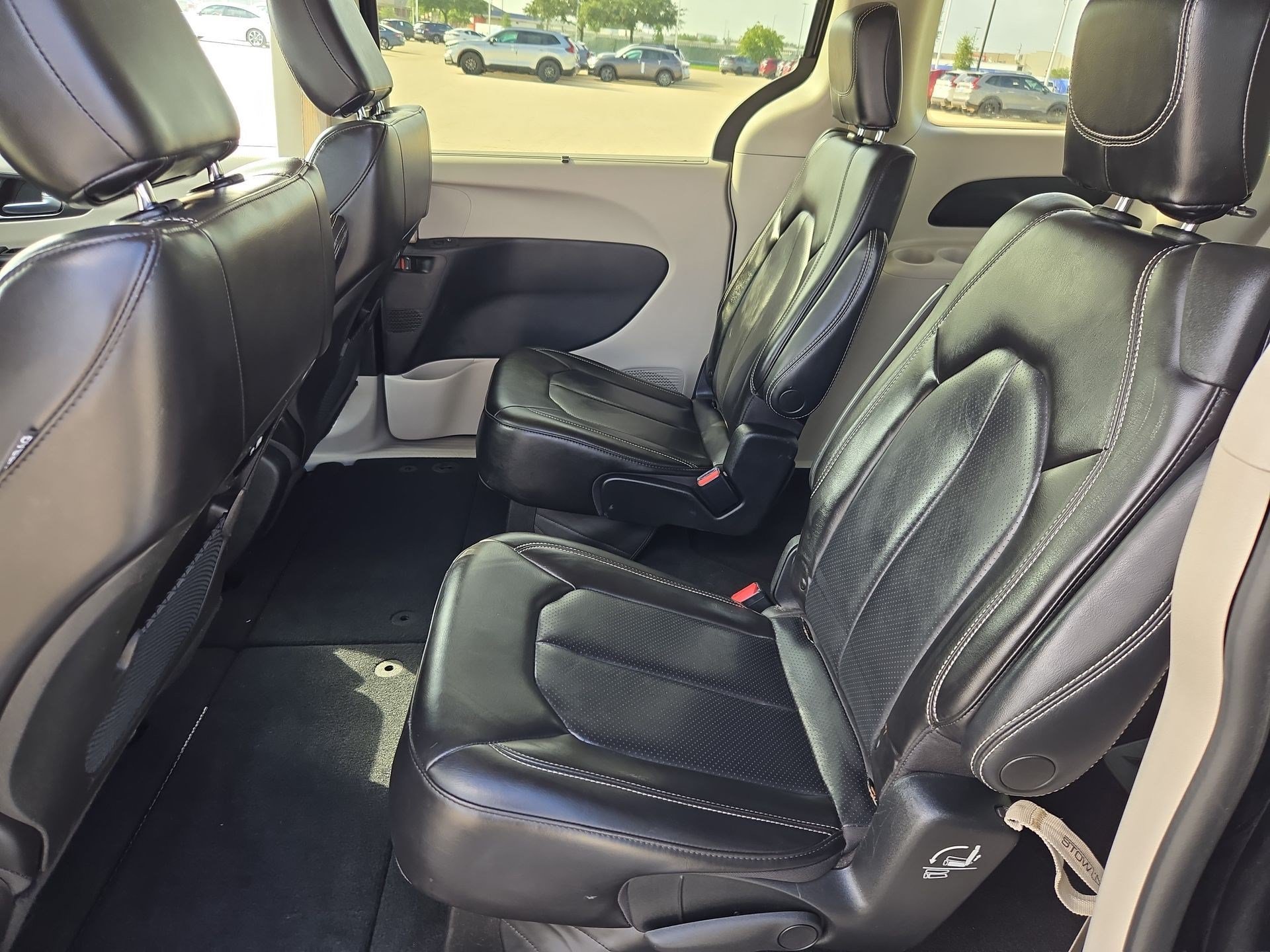 Used 2023 Chrysler Pacifica Touring-L FWD image 27
