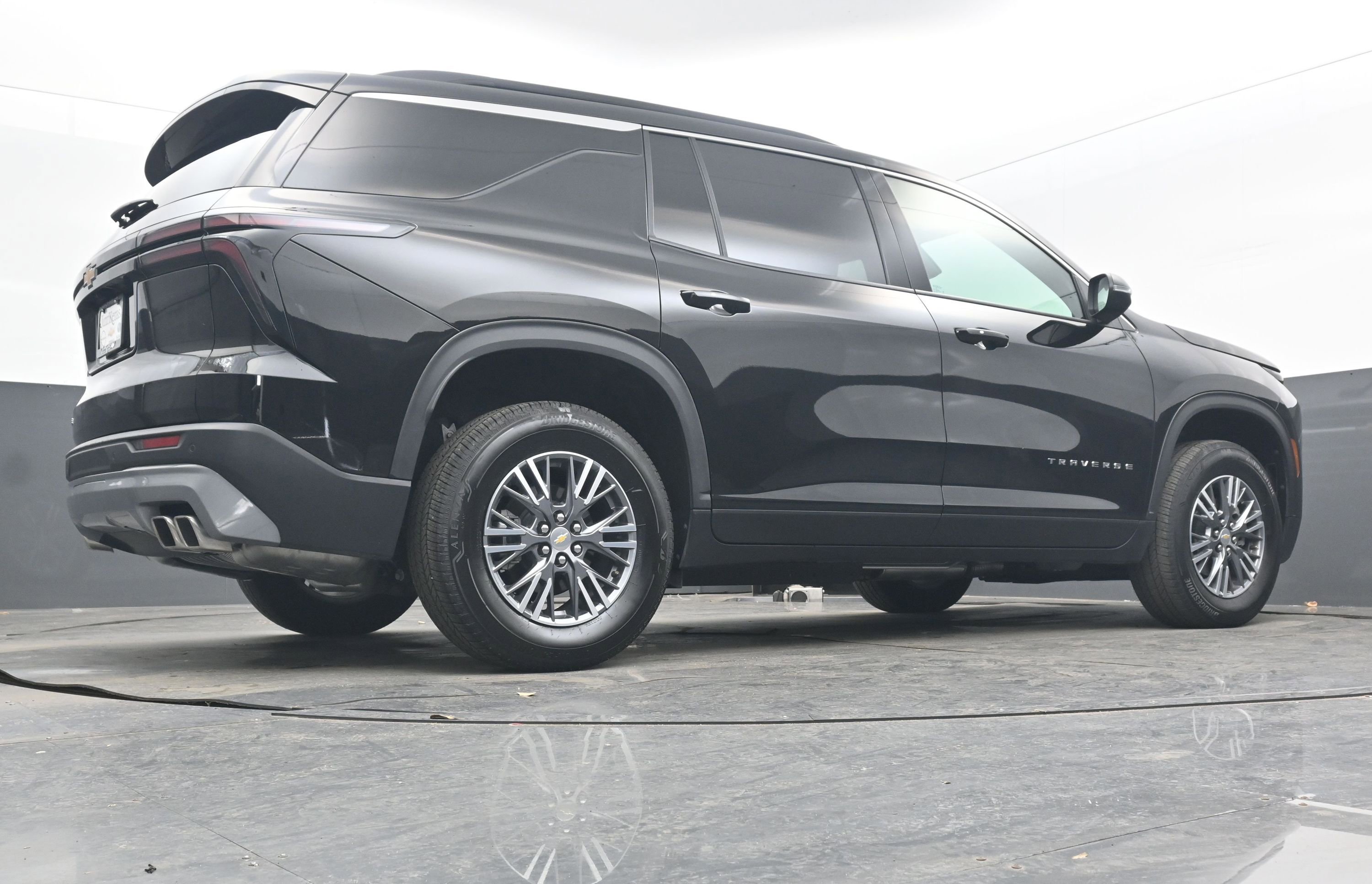 Used 2025 Chevrolet Traverse LT image 26