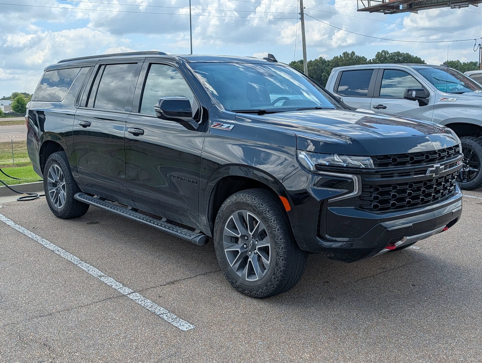 Used 2023 Chevrolet Suburban Z71 w/ Luxury Package AWD/4WD image 3