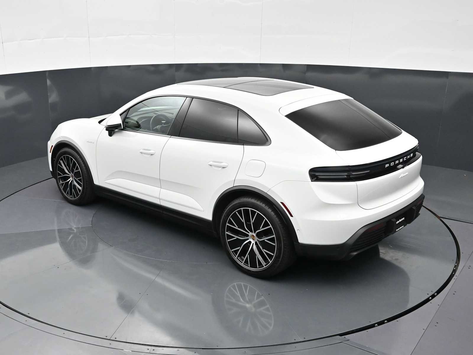Certified 2025 Porsche Macan Electric RWD image 30
