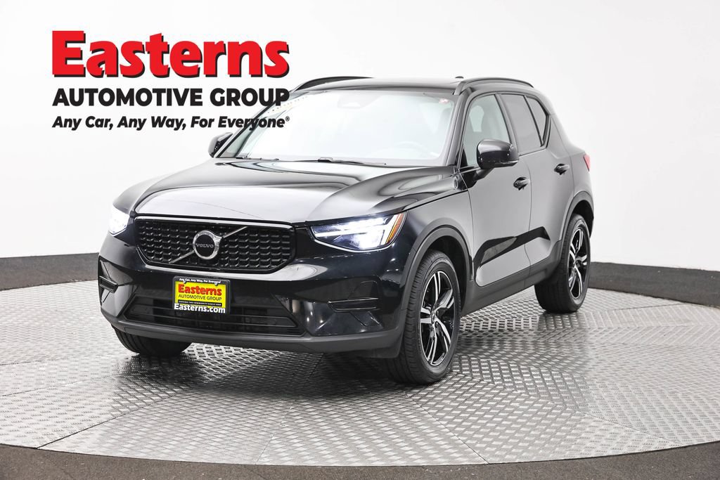 Used 2024 Volvo XC40 B5 Core AWD/4WD image 1