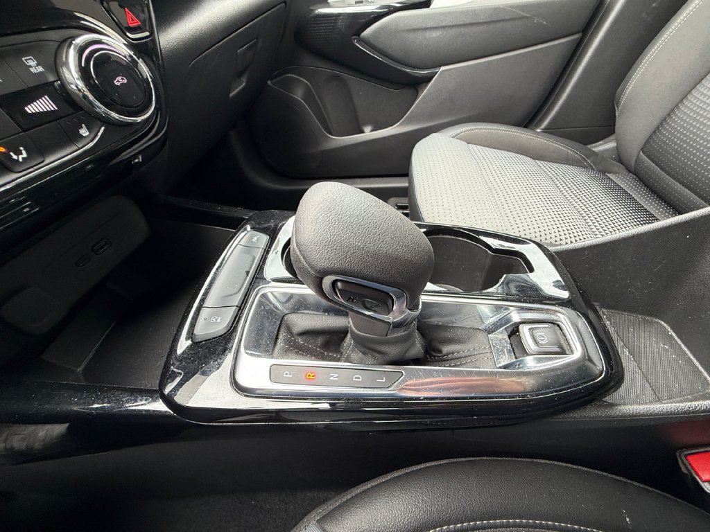 Used 2025 Chevrolet Trax LT w/ LT Convenience Package FWD image 29