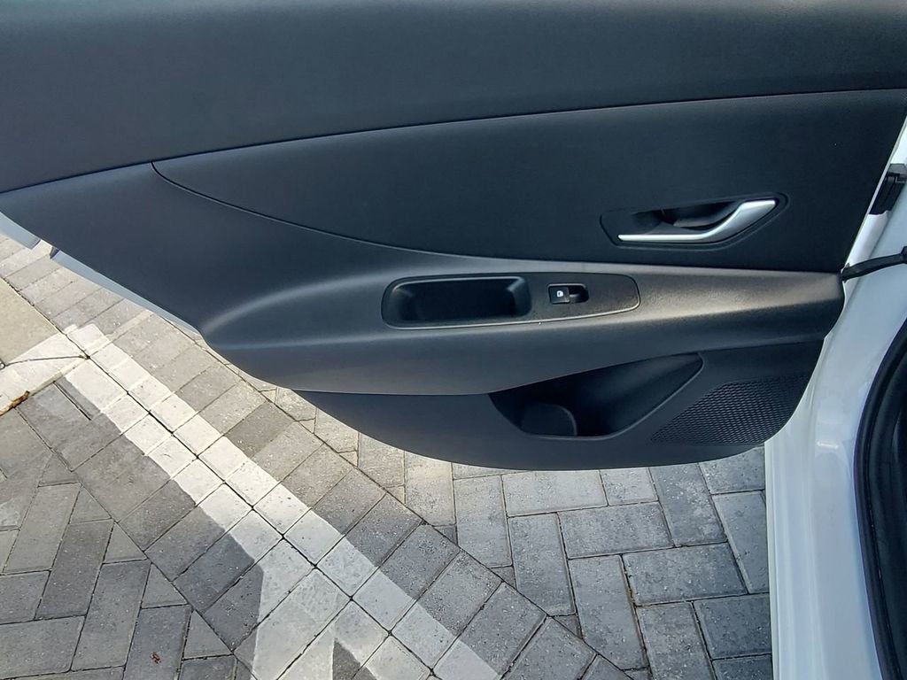 Used 2025 Hyundai Elantra Blue image 21