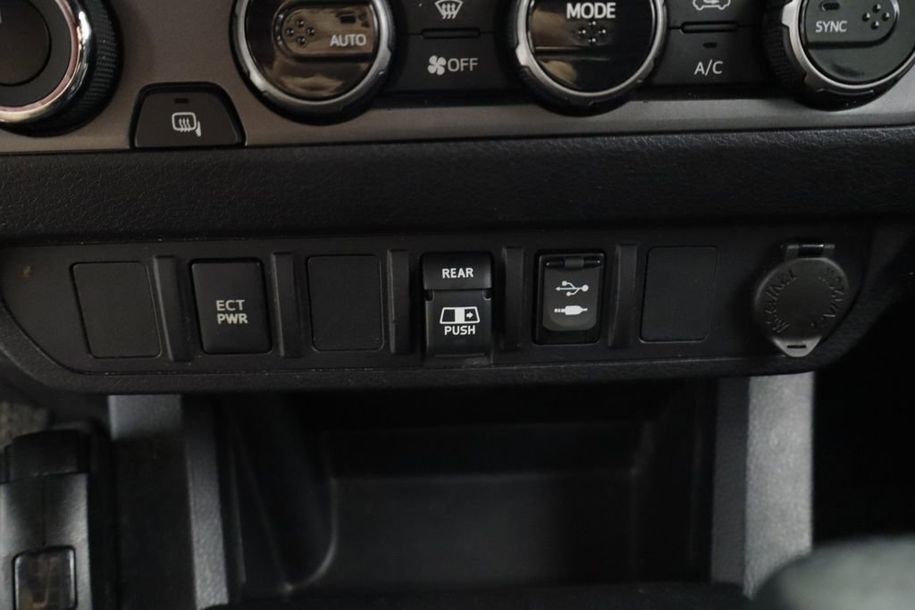 Used 2018 Toyota Tacoma TRD Off-Road AWD/4WD image 34
