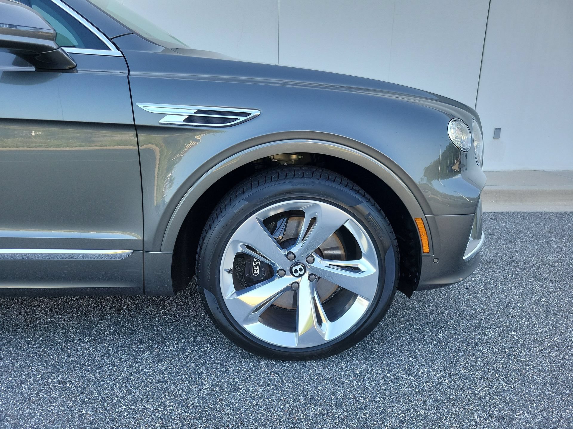 Certified 2023 Bentley Bentayga Plug-In Hybrid AWD/4WD image 6