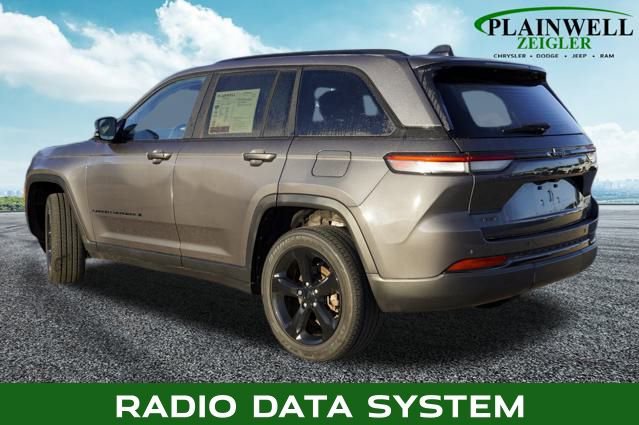 Used 2023 Jeep Grand Cherokee Altitude image 2