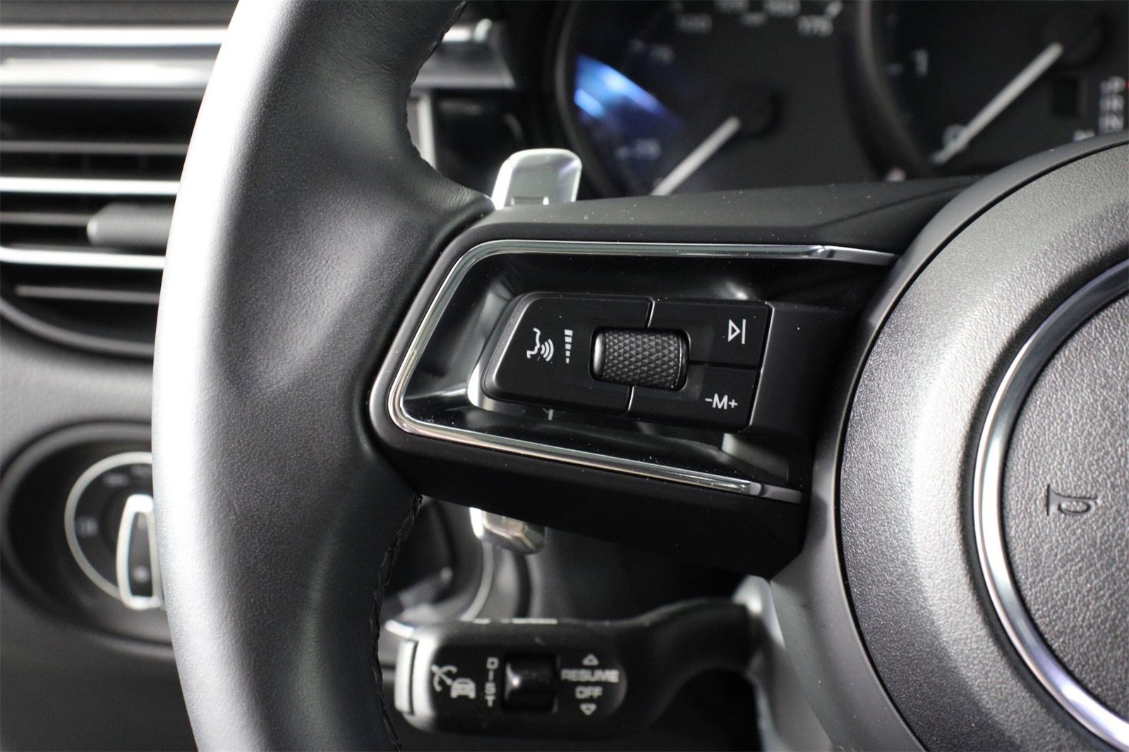 Used 2025 Porsche Macan image 14