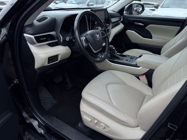 Used 2023 Toyota Highlander XLE AWD/4WD image 18