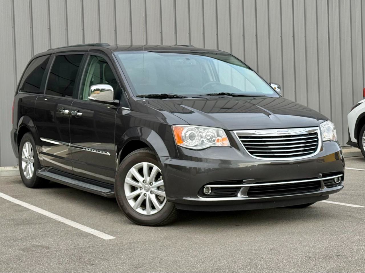 Used 2016 Chrysler Town & Country Limited Platinum w/ Trailer Tow Group FWD image 3