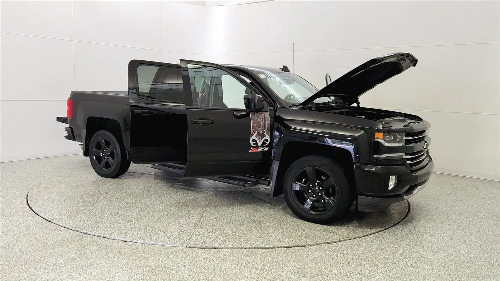 Used 2017 Chevrolet Silverado 1500 LTZ Z71 w/ Realtree Edition AWD/4WD image 9